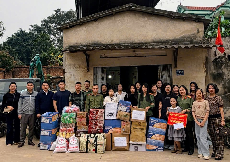 Phòng Tổ chức cán bộ Công an thành phố thăm, tặng quà lớp học tình thương của cô giáo Dương Thị Sinh